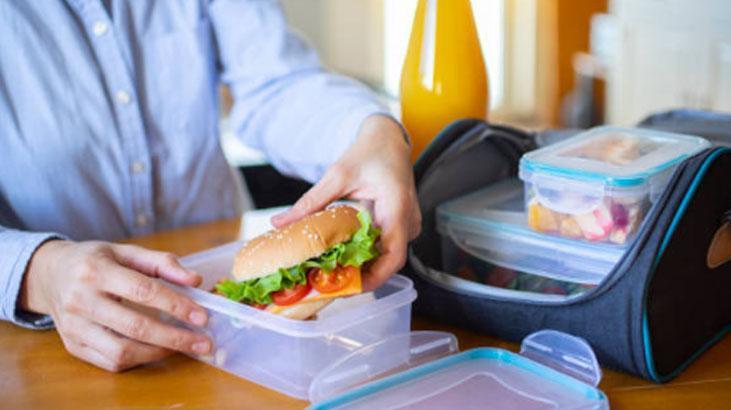 Plastik kabı saran yağı söküp atıyor Kağıt havlu yöntemi tek hamlede arındıracak