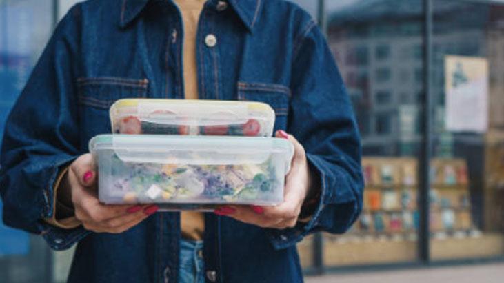 Plastik kabı saran yağı söküp atıyor Kağıt havlu yöntemi tek hamlede arındıracak