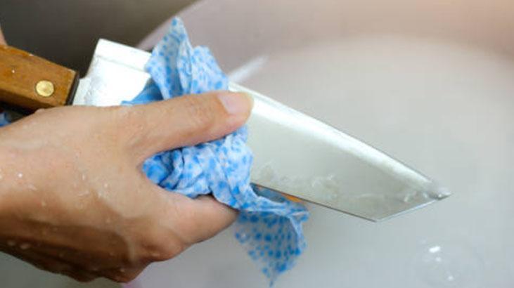 Körelen bıçakları jilet gibi keskinleştiren yöntem Soğanın üstüne dökün, sonuç harika