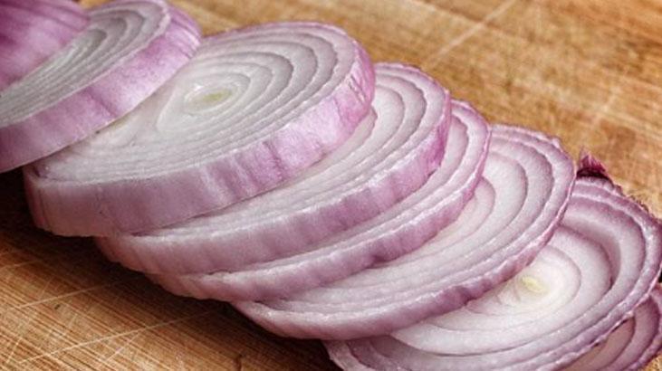 Körelen bıçakları jilet gibi keskinleştiren yöntem Soğanın üstüne dökün, sonuç harika