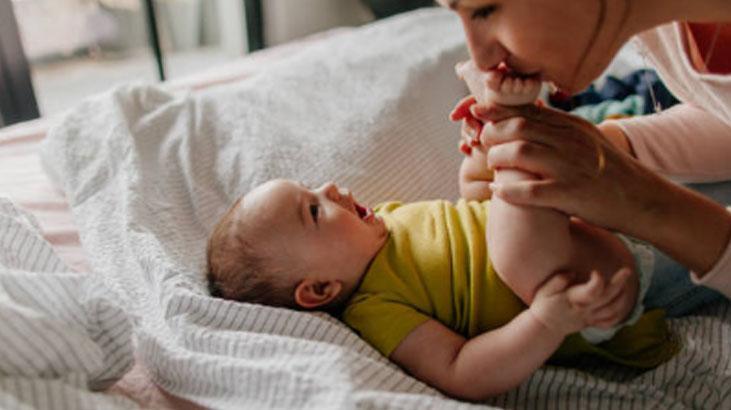 Çocuklarda çarpık ayak sorunu: Masaj yapmak işe yarıyor mu Çocuklarda çarpık ayak sorunu: Masaj yapmak işe yarıyor mu