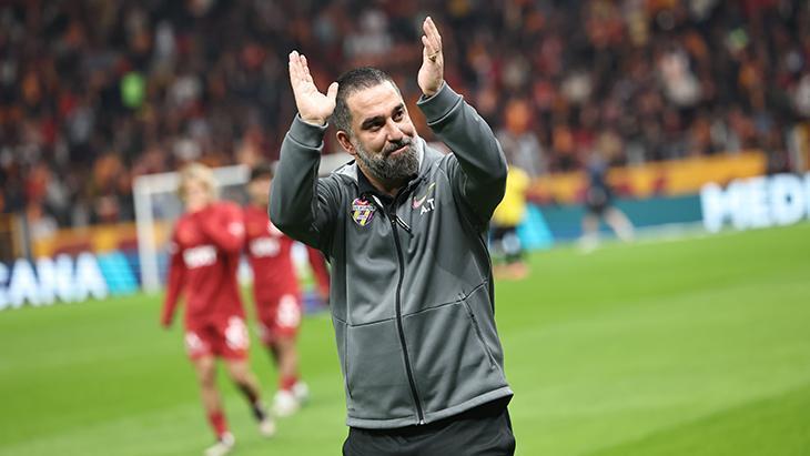 Galatasaray taraftarından Arda Turan'a coşkulu karşılama! - 1. Resim