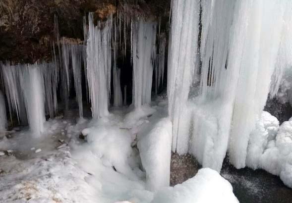 BAYBURTTA SIRAKAYALAR ŞELALESİ BUZ TUTTU