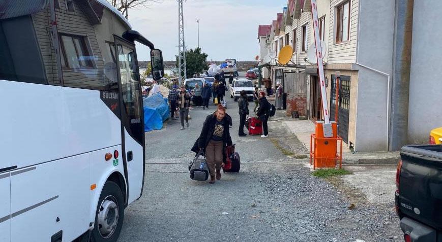 Artvinde heyelan Vatandaşlar Sahil Güvenlik ve balıkçı tekneleri ile taşındı