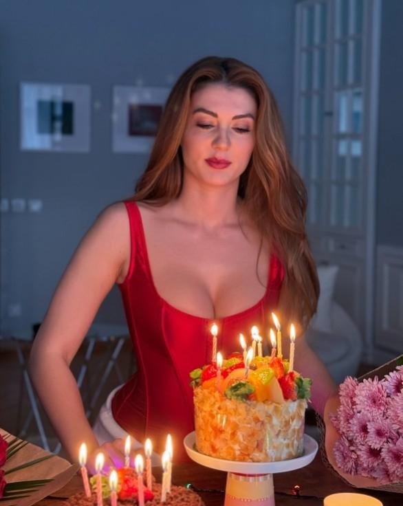 Burcu Özberkin yeni yaşını kutladığı kombini olay oldu Instagramdan peş peşe paylaştı