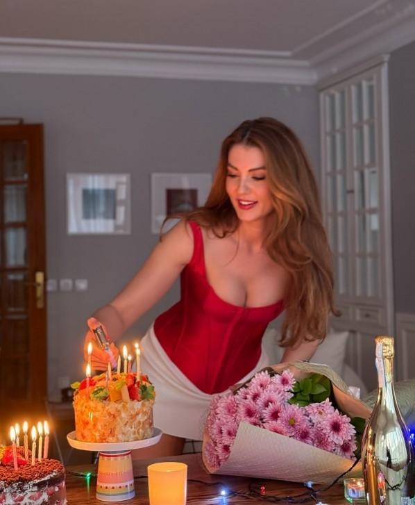 Burcu Özberkin yeni yaşını kutladığı kombini olay oldu Instagramdan peş peşe paylaştı