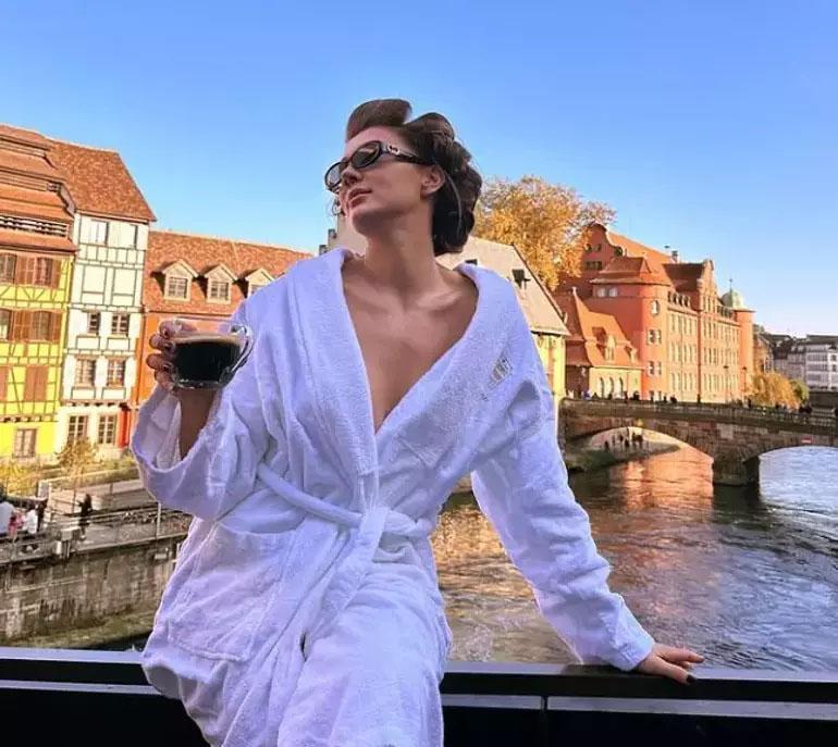 Burcu Özberkin yeni yaşını kutladığı kombini olay oldu Instagramdan peş peşe paylaştı