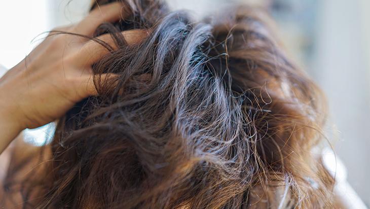 Kışın iyice keçeye dönen saçların çaresi Birkaç damlası yumuşacık yapıyor