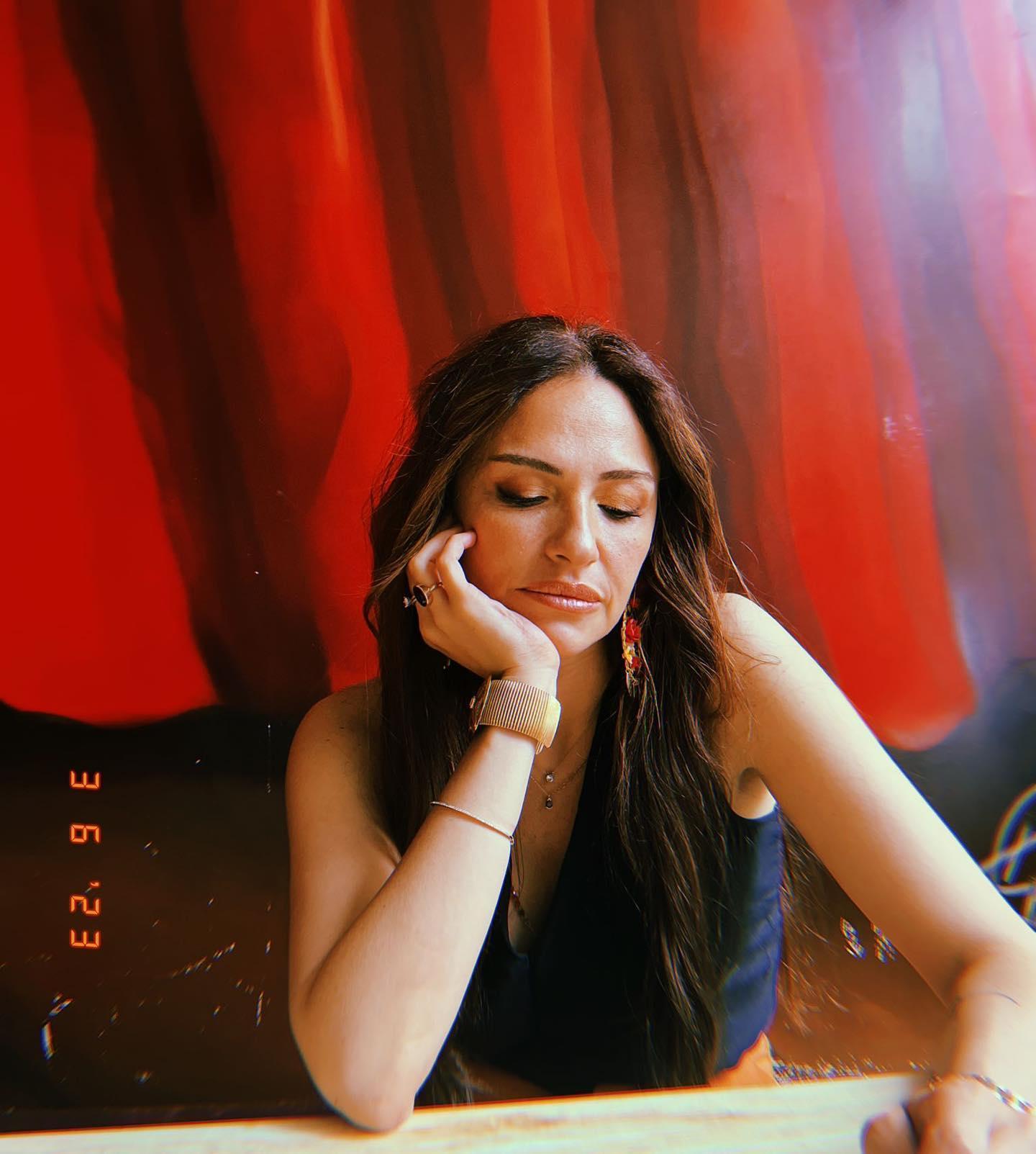 Uzun zaman sonra setlere geri döndü Annem Ankaranın Nazanı Sinem Uslu güzelliğiyle büyüledi