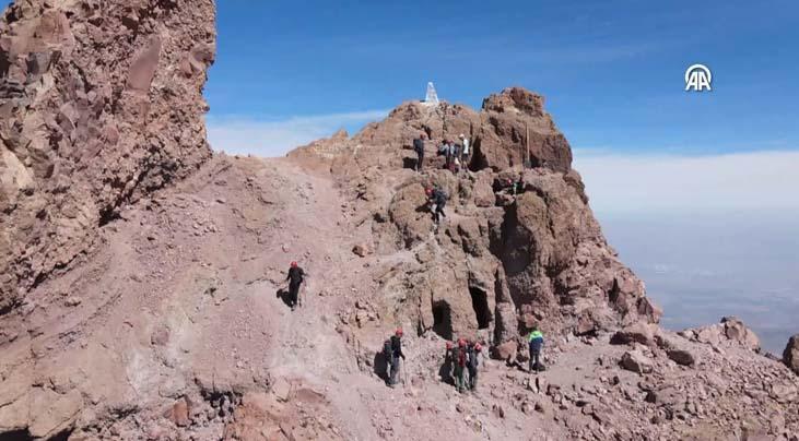 Erciyesin zirvesindeki gizem Çok fazla kişi bilmiyor: Gören, duyan merak ediyor