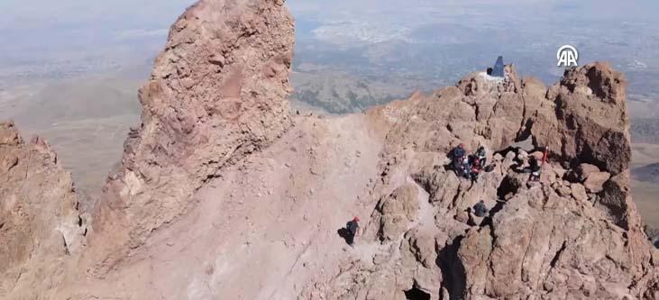 Erciyesin zirvesindeki gizem Çok fazla kişi bilmiyor: Gören, duyan merak ediyor