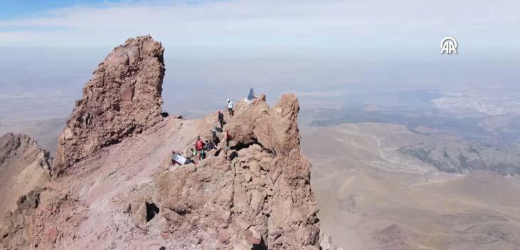 Erciyesin zirvesindeki gizem Çok fazla kişi bilmiyor: Gören, duyan merak ediyor