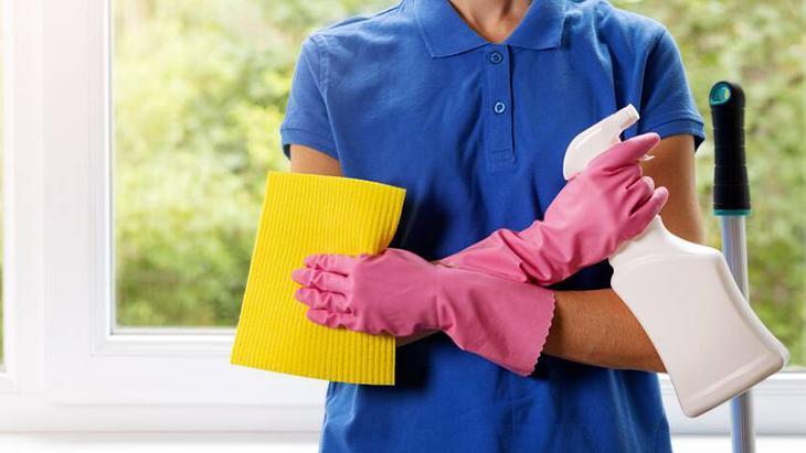 Çalışmalar sırasında hem mutfaktaki hem de banyodaki musluk kollarında gözle görülmeyen koliform bakteri tespit ediliyor. Hal böyle iken uzmanlar dezenfektan temizleyici, çamaşır suyu solüsyonu veya dezenfektan mendillerle günlük temizlik yapılmasını öneriyor.