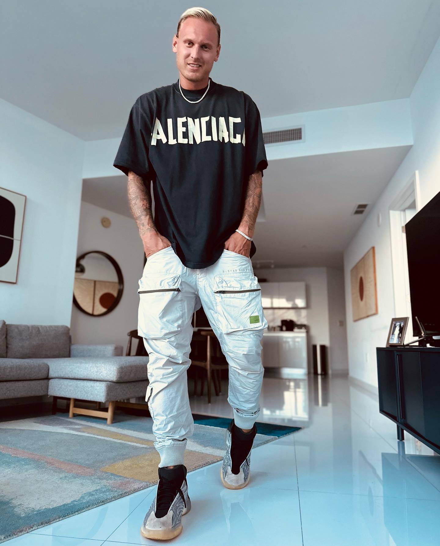 Ünlü şarkıcının eski eşi intihar etti Öleceği günü fotoğrafın altına not düştü Ünlü şarkıcının eski eşi intihar etti Öleceği günü fotoğrafın altına not düştü