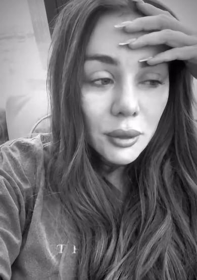 Ünlü şarkıcının eski eşi intihar etti Öleceği günü fotoğrafın altına not düştü Ünlü şarkıcının eski eşi intihar etti Öleceği günü fotoğrafın altına not düştü