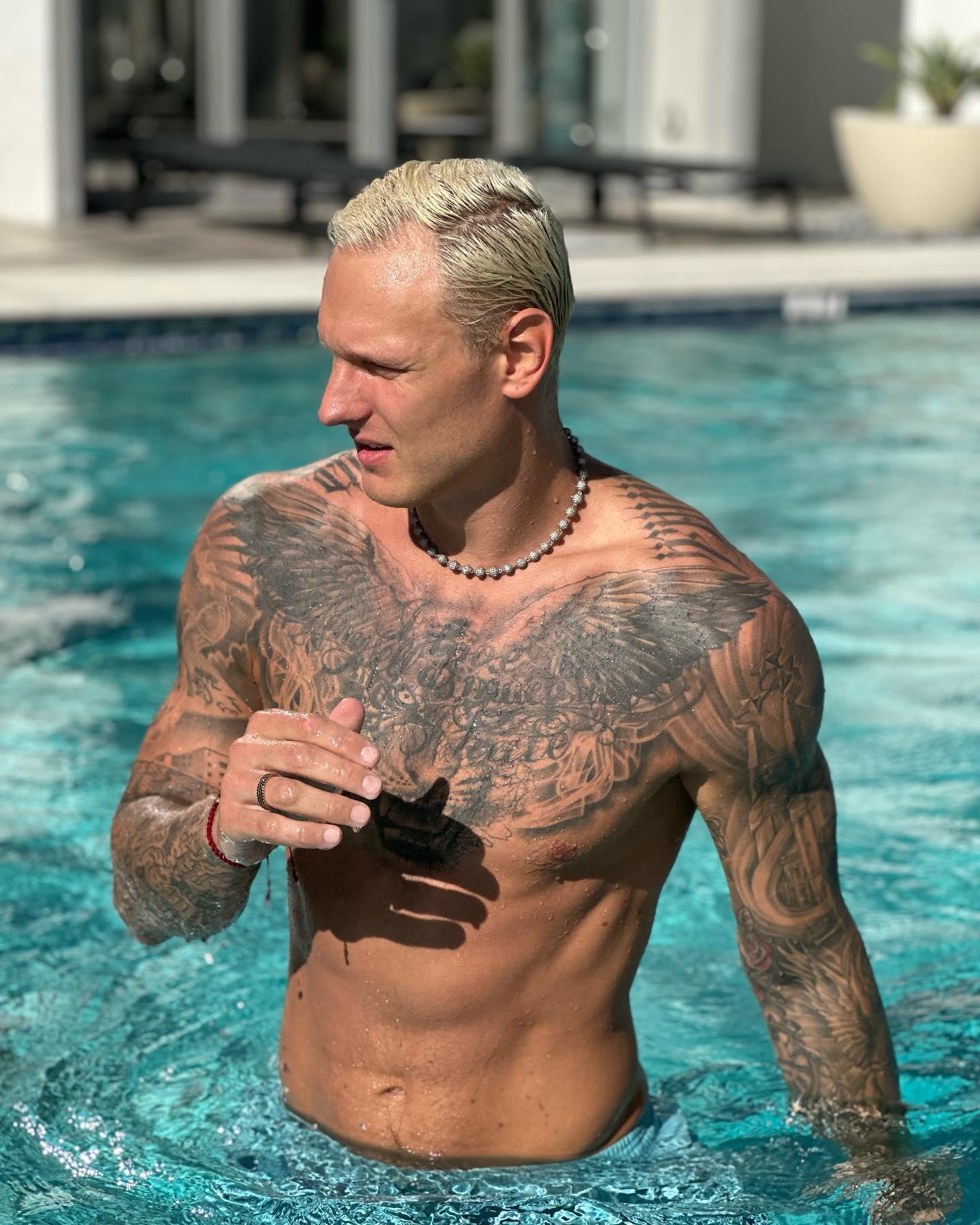 Ünlü şarkıcının eski eşi intihar etti Öleceği günü fotoğrafın altına not düştü Ünlü şarkıcının eski eşi intihar etti Öleceği günü fotoğrafın altına not düştü