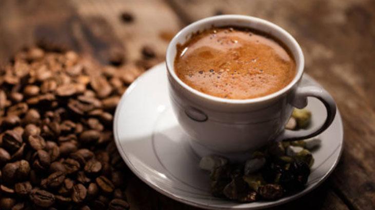 En bolundan köpüklü Türk kahvesi böyle yapılır Püf noktası kuru kaşıktaymış En bolundan köpüklü Türk kahvesi böyle yapılır Püf noktası kuru kaşıktaymış