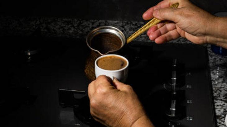 En bolundan köpüklü Türk kahvesi böyle yapılır Püf noktası kuru kaşıktaymış En bolundan köpüklü Türk kahvesi böyle yapılır Püf noktası kuru kaşıktaymış