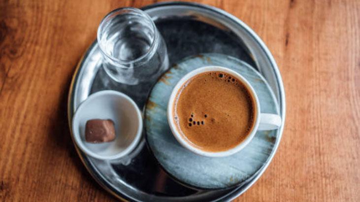 En bolundan köpüklü Türk kahvesi böyle yapılır Püf noktası kuru kaşıktaymış En bolundan köpüklü Türk kahvesi böyle yapılır Püf noktası kuru kaşıktaymış