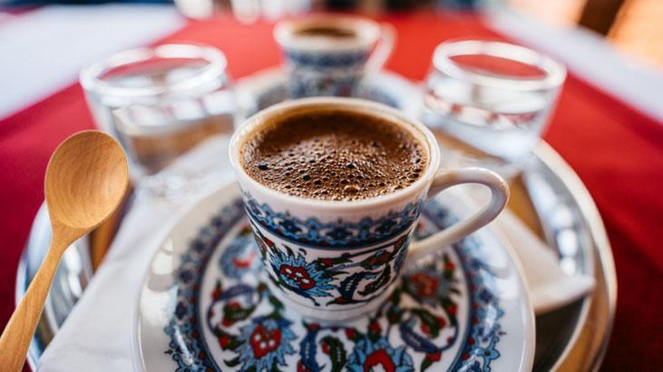 En bolundan köpüklü Türk kahvesi böyle yapılır Püf noktası kuru kaşıktaymış En bolundan köpüklü Türk kahvesi böyle yapılır Püf noktası kuru kaşıktaymış