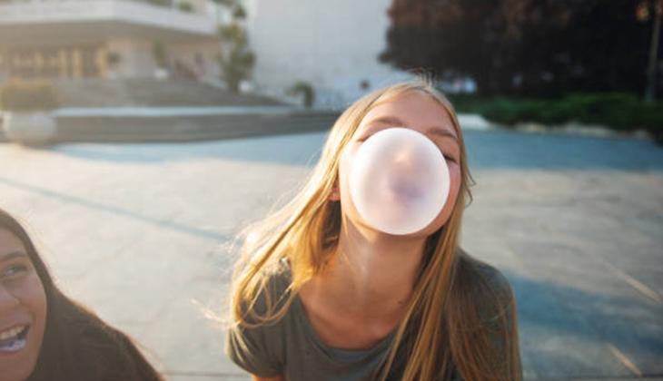 Farkında olmadan estetik yaptırıyor olabilirsiniz: Sakız çiğnemenin yüzdeki etkisine inanamayacaksınız