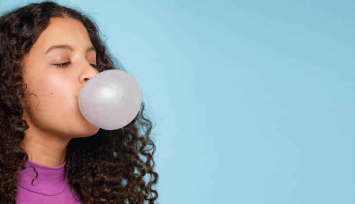 Farkında olmadan estetik yaptırıyor olabilirsiniz: Sakız çiğnemenin yüzdeki etkisine inanamayacaksınız