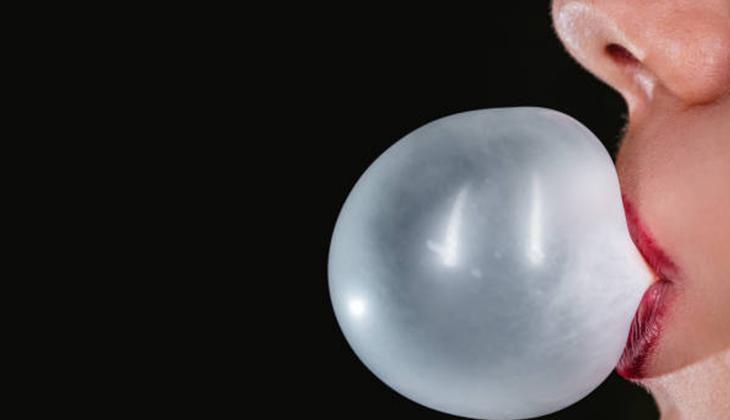 Farkında olmadan estetik yaptırıyor olabilirsiniz: Sakız çiğnemenin yüzdeki etkisine inanamayacaksınız