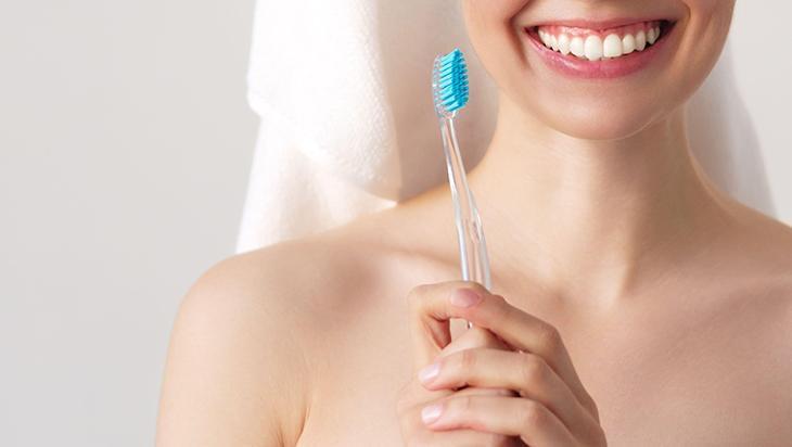 Diş lekelerinden eser kalmıyor Aç karnına ağızda çalkalayın