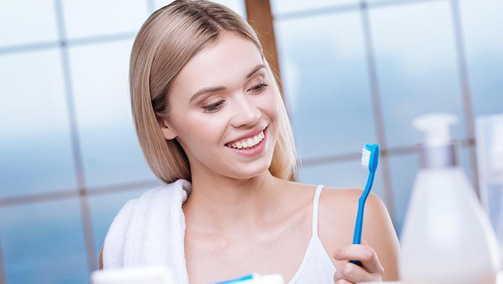 Diş lekelerinden eser kalmıyor Aç karnına ağızda çalkalayın