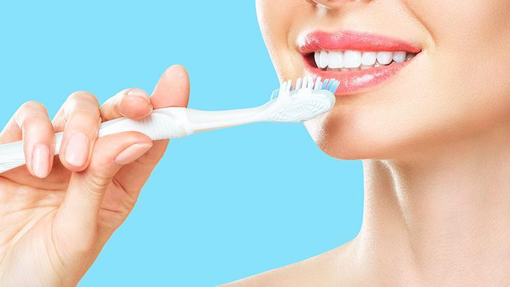 Diş lekelerinden eser kalmıyor Aç karnına ağızda çalkalayın