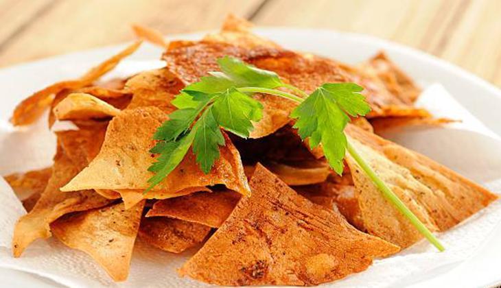 Çıtır çıtır tarhana cipsi: Yanına da yoğurtlu dip sos Çıtır çıtır tarhana cipsi: Yanına da yoğurtlu dip sos