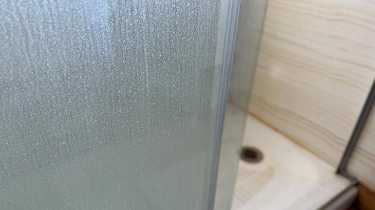 CAM TEMİZLEYİCİ VE SİRKE KARIŞIMI İLE HIZLI ÇÖZÜM