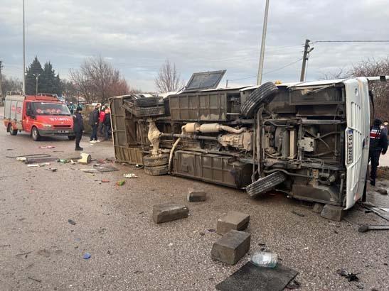 Balıkesirde TIR’la öğrenci servisi çarpıştı Olay yerinden ilk görüntüler Balıkesirde TIR’la öğrenci servisi çarpıştı Olay yerinden ilk görüntüler