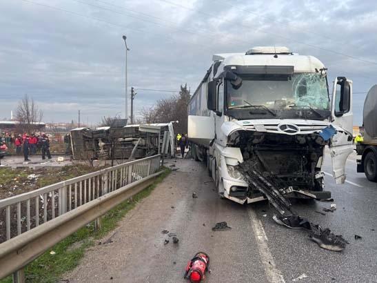 Balıkesirde TIR’la öğrenci servisi çarpıştı Olay yerinden ilk görüntüler Balıkesirde TIR’la öğrenci servisi çarpıştı Olay yerinden ilk görüntüler
