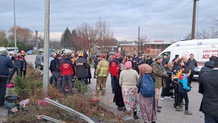 Balıkesirde TIR’la öğrenci servisi çarpıştı Olay yerinden ilk görüntüler Balıkesirde TIR’la öğrenci servisi çarpıştı Olay yerinden ilk görüntüler