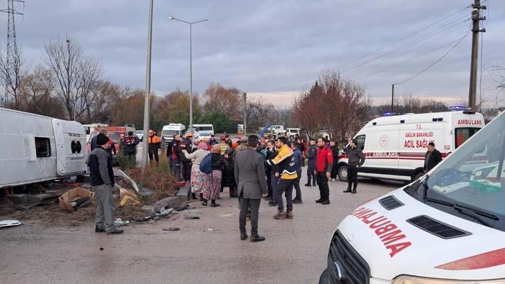 Balıkesirde TIR’la öğrenci servisi çarpıştı Olay yerinden ilk görüntüler Balıkesirde TIR’la öğrenci servisi çarpıştı Olay yerinden ilk görüntüler
