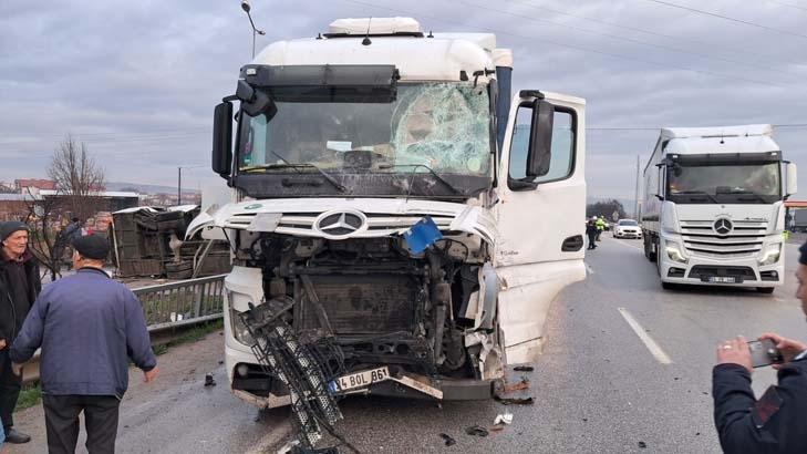 Balıkesirde TIR’la öğrenci servisi çarpıştı Olay yerinden ilk görüntüler Balıkesirde TIR’la öğrenci servisi çarpıştı Olay yerinden ilk görüntüler