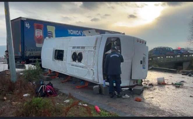 Balıkesirde TIR’la öğrenci servisi çarpıştı Olay yerinden ilk görüntüler Balıkesirde TIR’la öğrenci servisi çarpıştı Olay yerinden ilk görüntüler