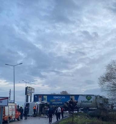 Balıkesirde TIR’la öğrenci servisi çarpıştı Olay yerinden ilk görüntüler Balıkesirde TIR’la öğrenci servisi çarpıştı Olay yerinden ilk görüntüler