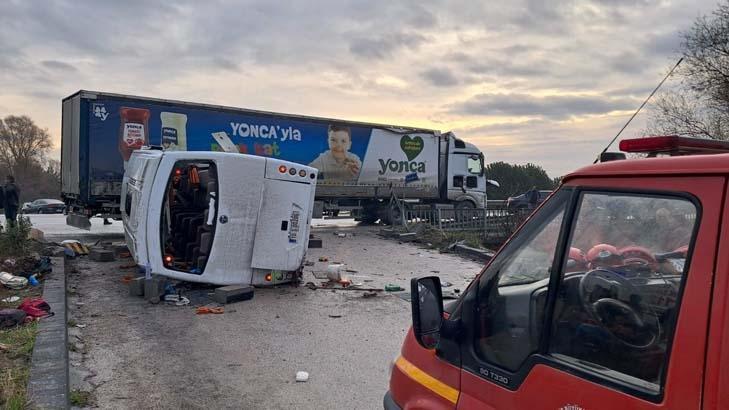 Balıkesirde TIR’la öğrenci servisi çarpıştı Olay yerinden ilk görüntüler Balıkesirde TIR’la öğrenci servisi çarpıştı Olay yerinden ilk görüntüler