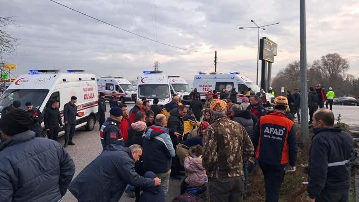 Balıkesirde TIR’la öğrenci servisi çarpıştı Olay yerinden ilk görüntüler Balıkesirde TIR’la öğrenci servisi çarpıştı Olay yerinden ilk görüntüler