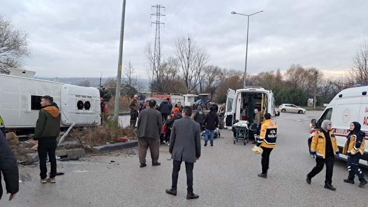 Balıkesirde TIR’la öğrenci servisi çarpıştı Olay yerinden ilk görüntüler Balıkesirde TIR’la öğrenci servisi çarpıştı Olay yerinden ilk görüntüler