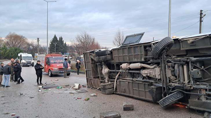 Balıkesirde TIR’la öğrenci servisi çarpıştı Olay yerinden ilk görüntüler Balıkesirde TIR’la öğrenci servisi çarpıştı Olay yerinden ilk görüntüler