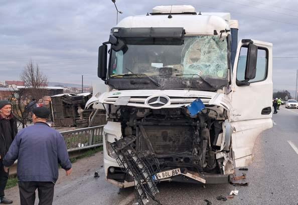 Balıkesirde TIR’la öğrenci servisi çarpıştı Olay yerinden ilk görüntüler Balıkesirde TIR’la öğrenci servisi çarpıştı Olay yerinden ilk görüntüler