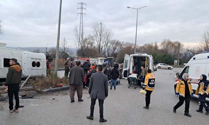 Balıkesirde TIR’la öğrenci servisi çarpıştı Olay yerinden ilk görüntüler Balıkesirde TIR’la öğrenci servisi çarpıştı Olay yerinden ilk görüntüler