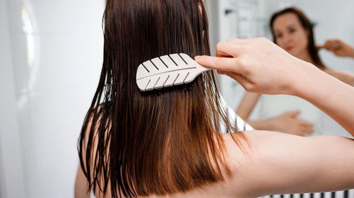 Islakken saçlarınızı taramayın Uçlarına sürün, saç telleriniz kopmayacak