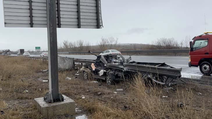 TEM'de feci kaza! Otomobil bariyerlere ok gibi sapland�