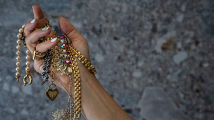 Düğüm olduysa kolayı var Zinciri dolanmış takıları tek hamlede çözen yöntem Düğüm olduysa kolayı var Zinciri dolanmış takıları tek hamlede çözen yöntem