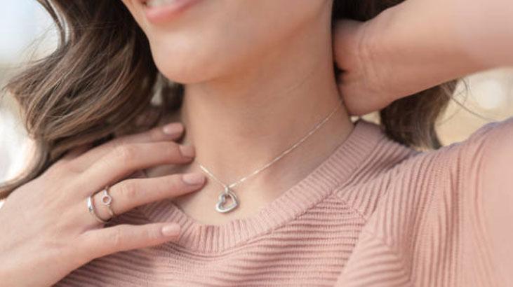 Düğüm olduysa kolayı var Zinciri dolanmış takıları tek hamlede çözen yöntem Düğüm olduysa kolayı var Zinciri dolanmış takıları tek hamlede çözen yöntem