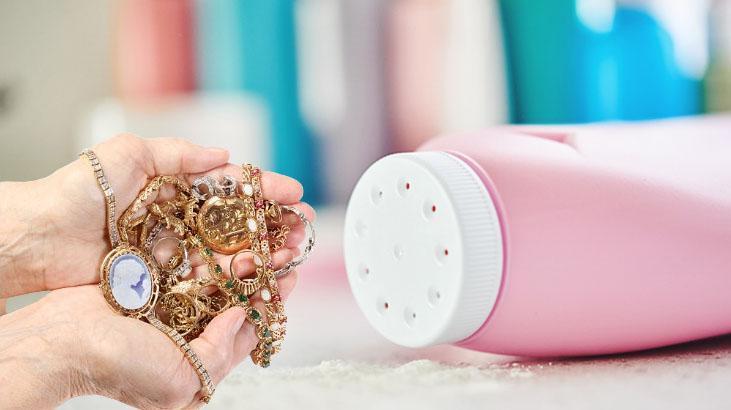 Düğüm olduysa kolayı var Zinciri dolanmış takıları tek hamlede çözen yöntem Düğüm olduysa kolayı var Zinciri dolanmış takıları tek hamlede çözen yöntem